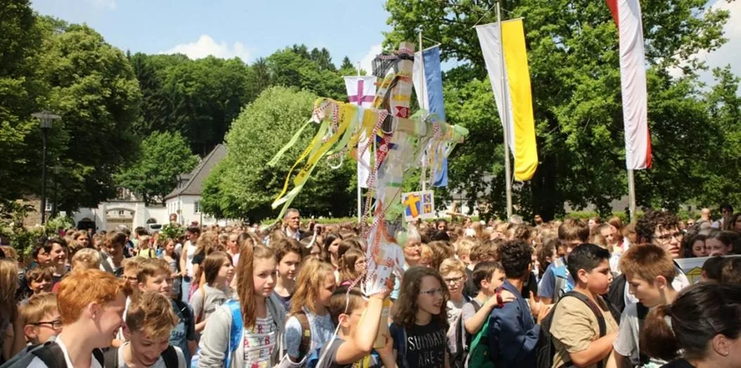 Kinderwallfahrt nach Altenberg, viele Kinder mit geschmücktem Kreuz