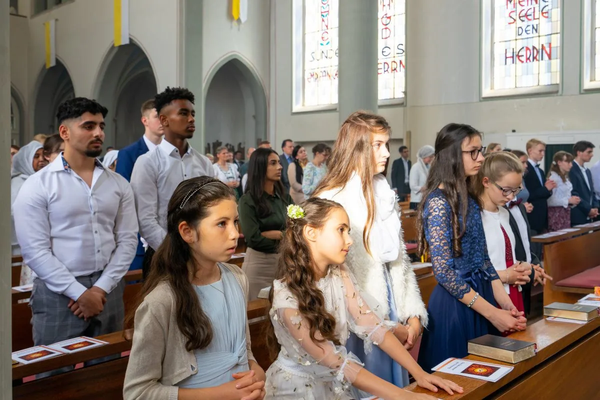Kinder und Jugendliche in den Kirchenbänken